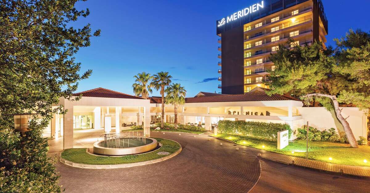 Een foto van de buitenkant van Le Meridien Lav