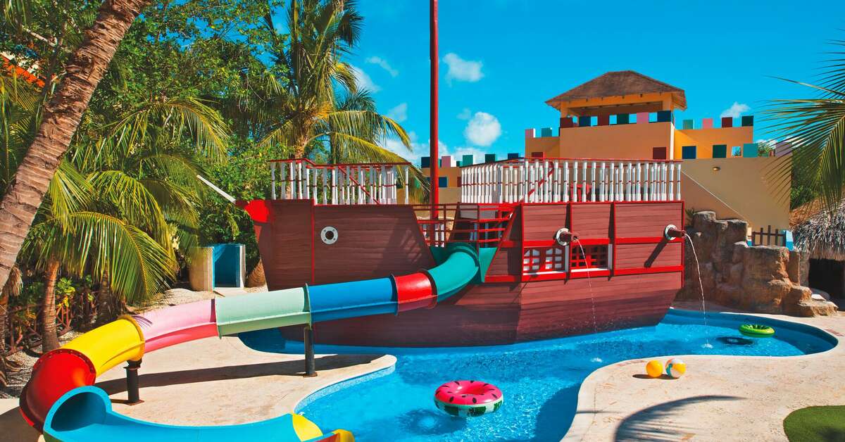 Een foto van het zwembad bij Wyndham Alltra Punta Cana