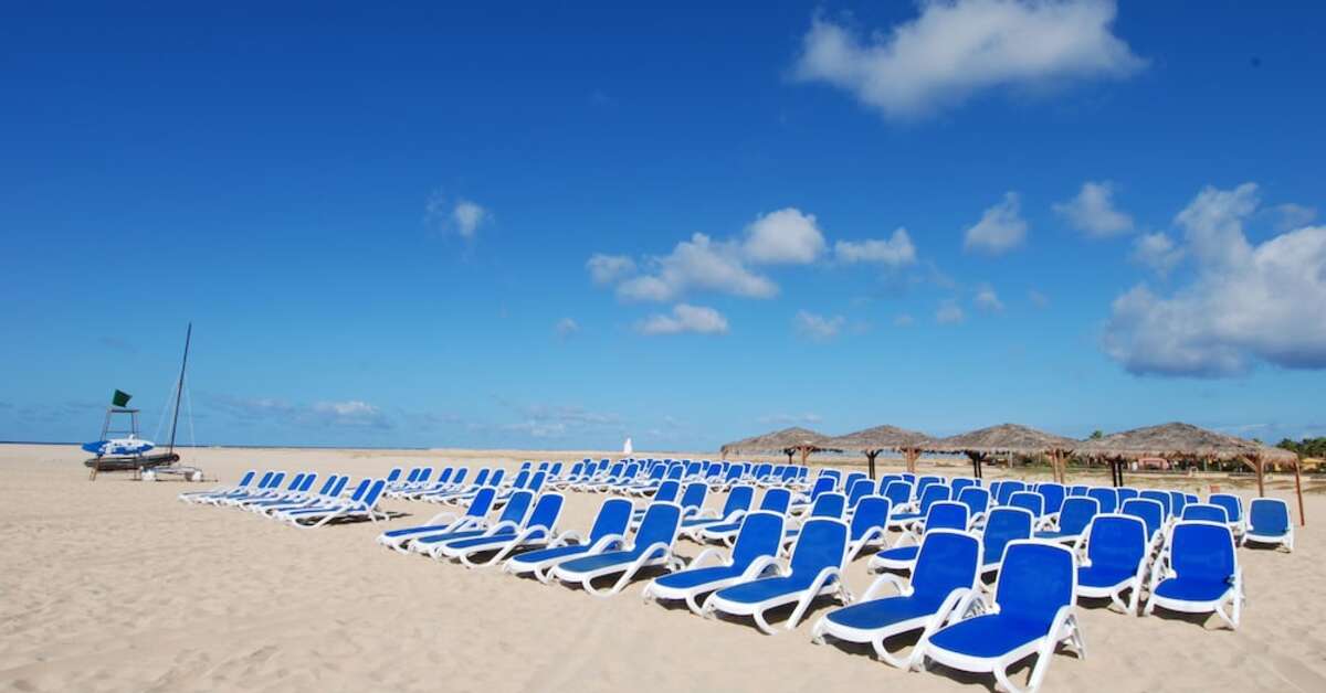 Een foto van het strand bij VOI Vila Do Farol Resort