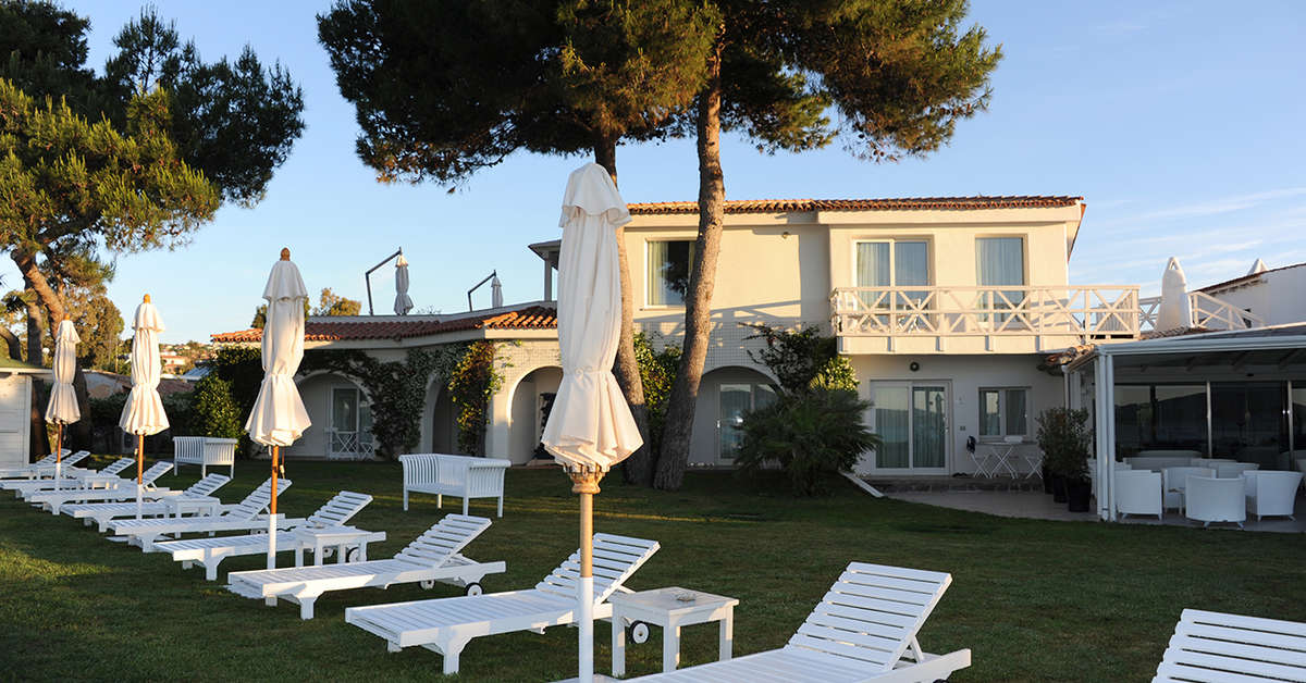 Een foto van het terras bij The Pelican Beach Resort & Spa