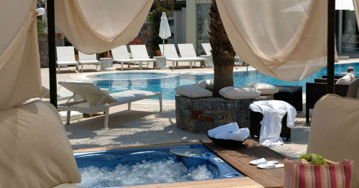 Ein Foto vom Pool im Angela Suites Boutique Hotel
