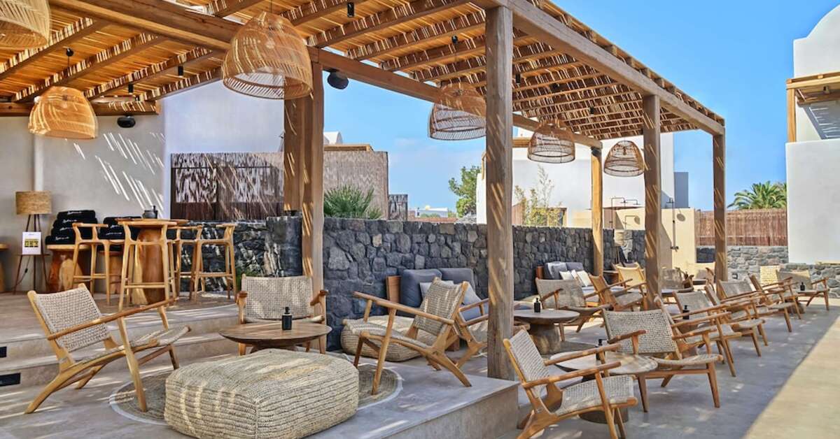 Een foto van het terras bij Raddison Blu Zaffron Resort