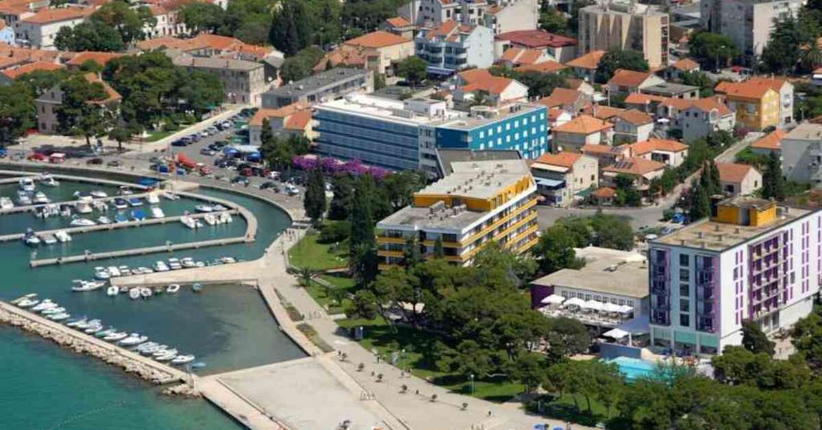 Een foto van de buitenkant van Hotel Kornati