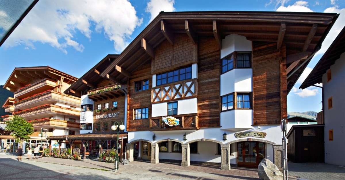 Een foto van de buitenkant van Hotel Zur Dorfschmiede