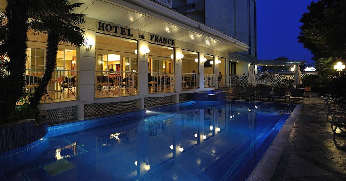 Een foto van de buitenkant van Hotel De France