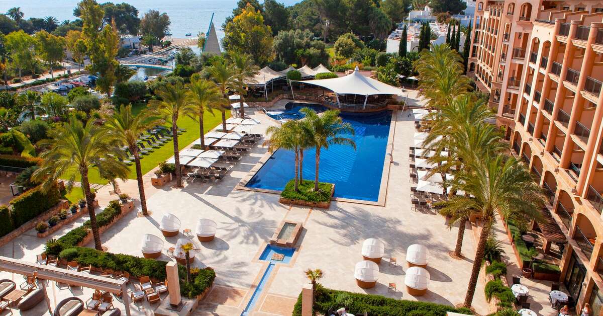 Een foto van het zwembad bij Insotel Fenicia Prestige Suites & Spa