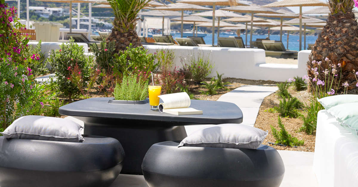 Een foto van het terras bij Mykonos Ammos Hotel
