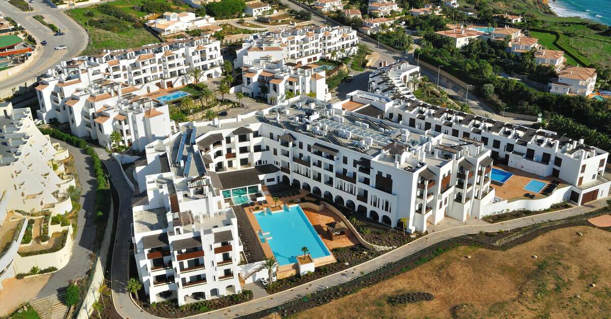 Een foto van de buitenkant van Belmar Spa & Beach Resort