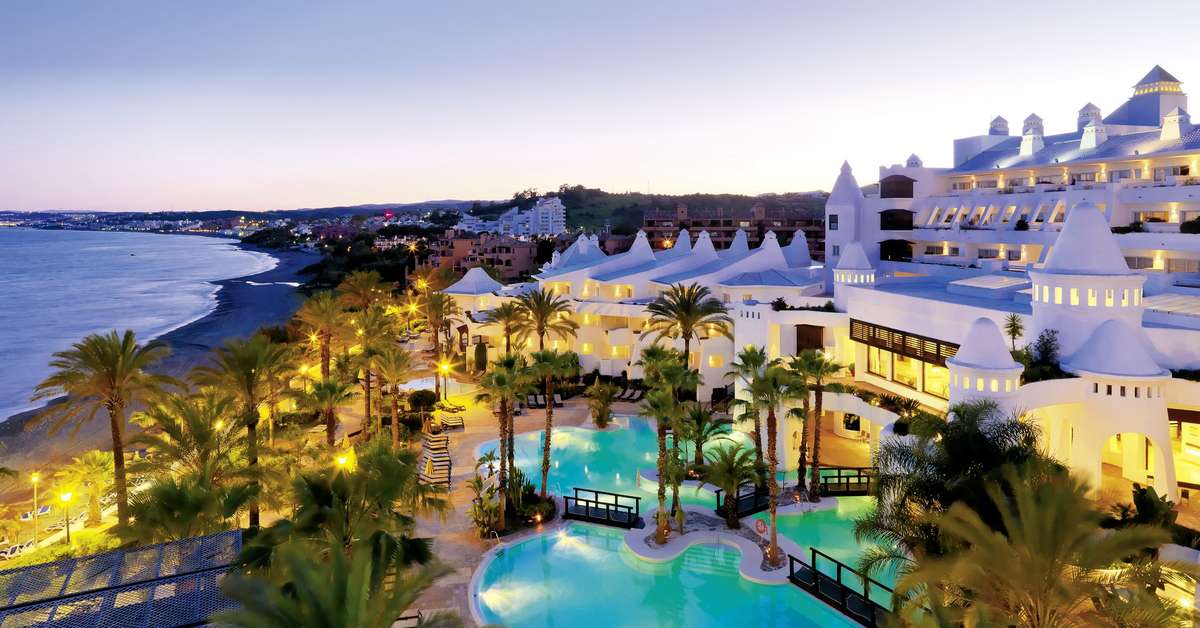 Een foto van het zwembad bij H10 Estepona Palace