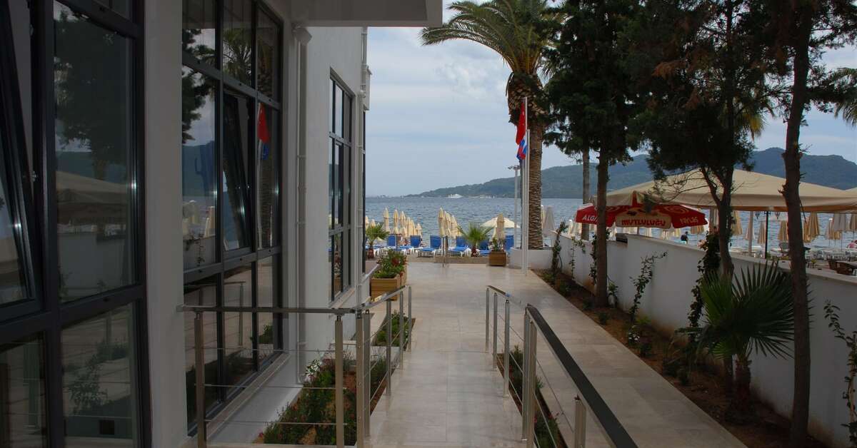Een foto van de buitenkant van Begonville Beach Hotel