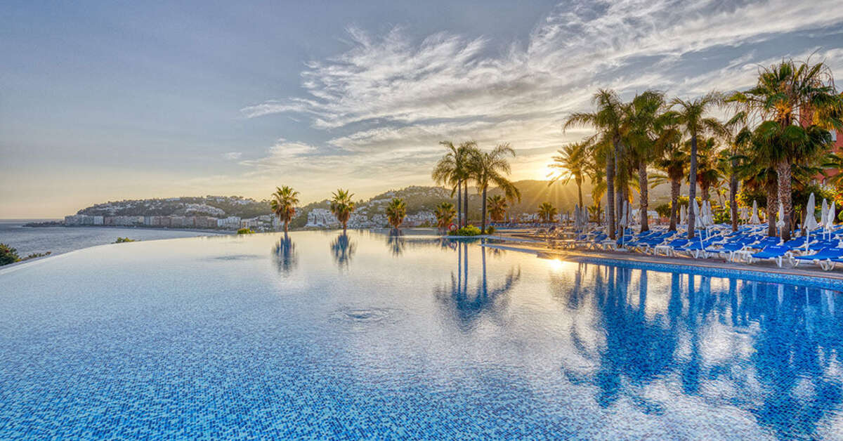 Een foto van het zwembad bij Playacalida Hotel