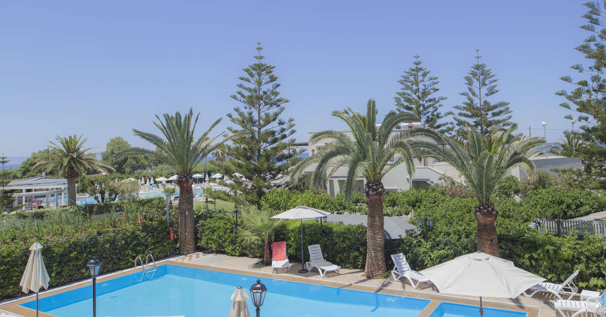 Een foto van het zwembad bij Creta Aquamarine Hotel