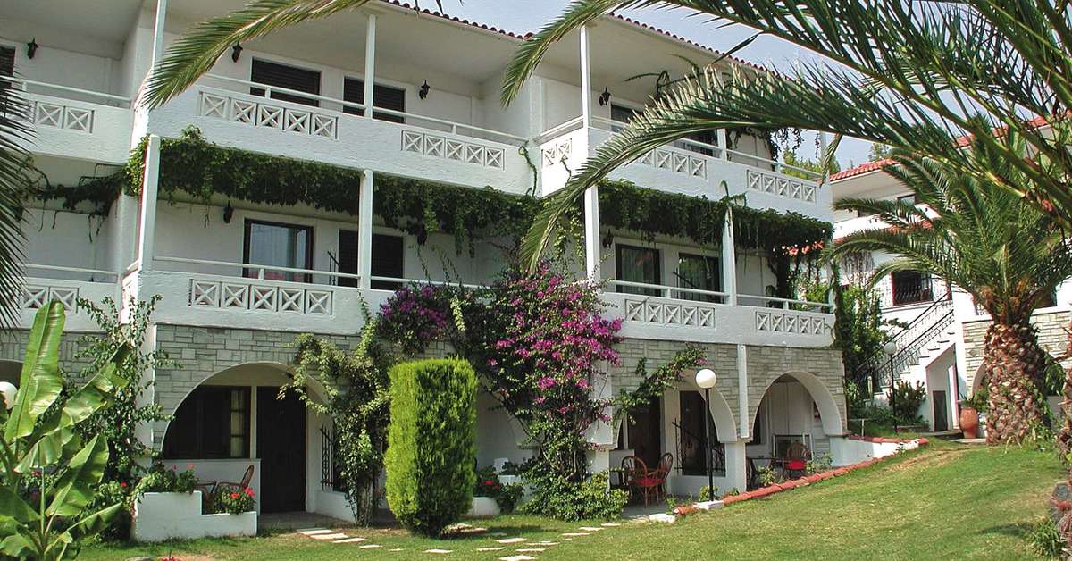 Een foto van de buitenkant van Porfi Beach Hotel