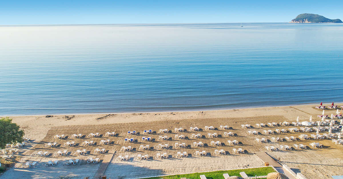 Een foto van het strand bij Galaxy Beach Resort