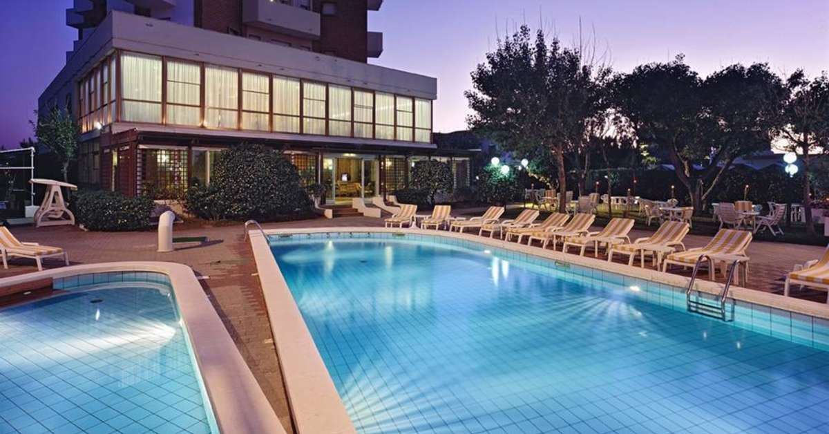 Een foto van het zwembad bij Hotel Alexandra Plaza