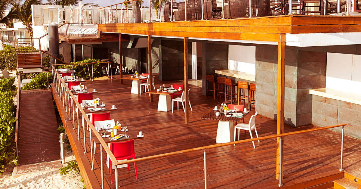 Een foto van het terras bij Blue Diamond Riviera Maya