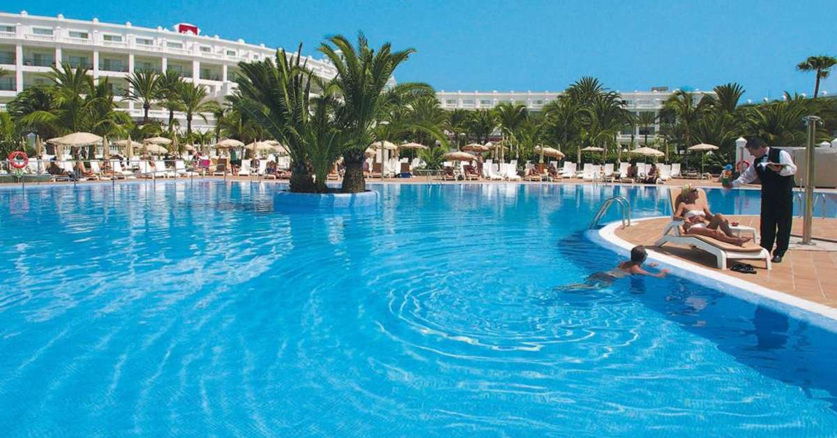 Een foto van het zwembad bij Riu Palace Maspalomas