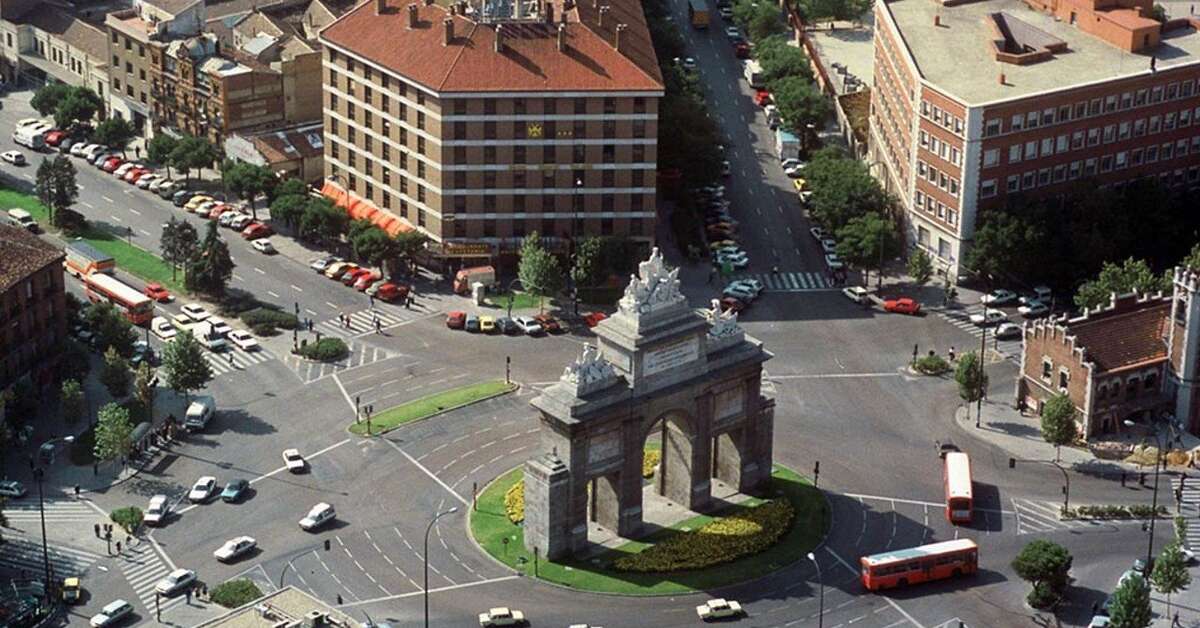 Een foto van de buitenkant van Hotel Puerta de Toledo