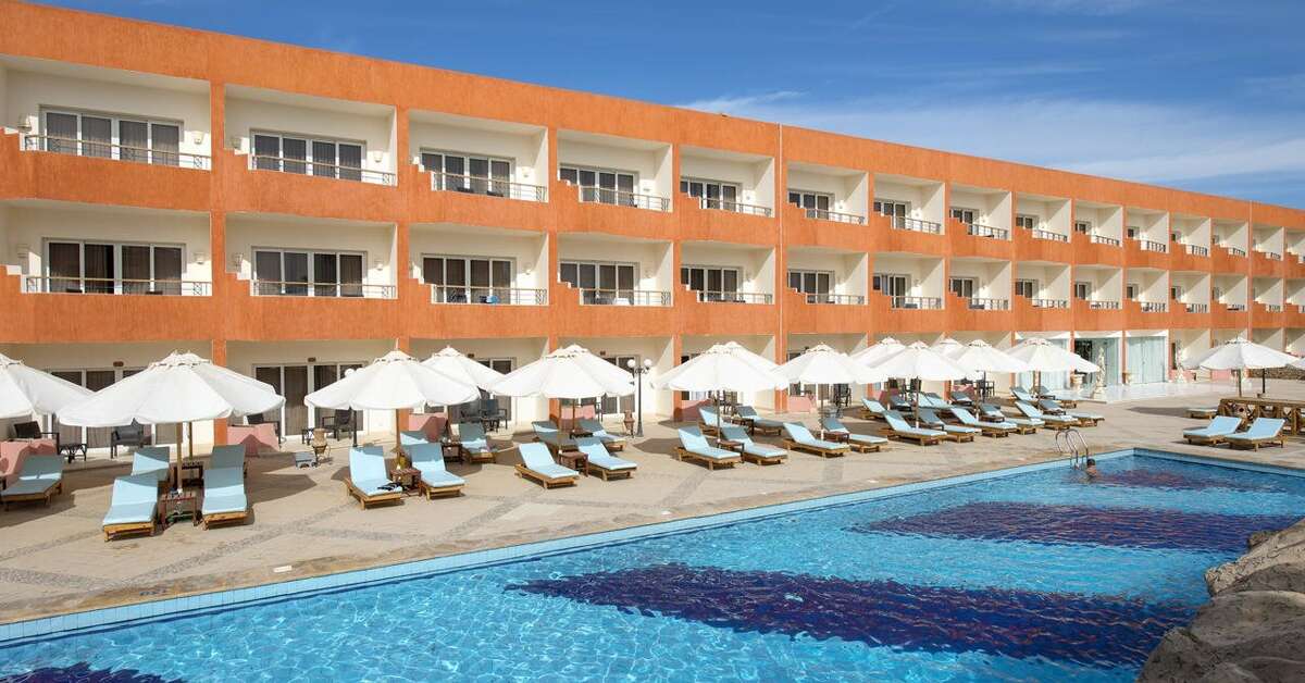 Een foto van het zwembad bij Amwaj Oyoun Resort & Casino