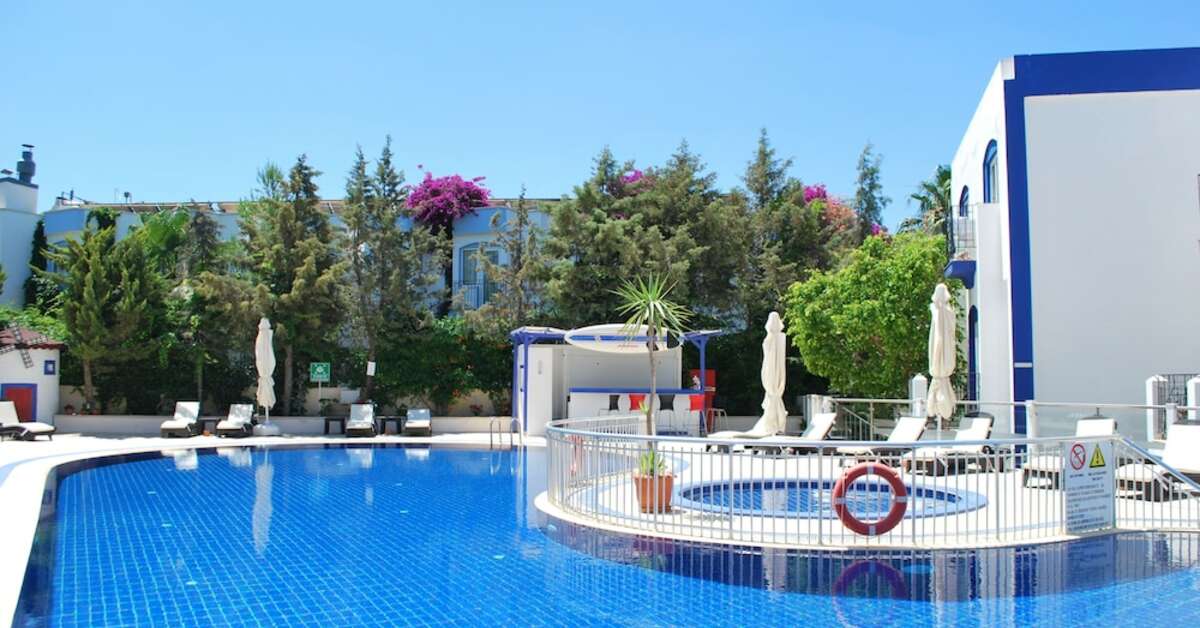 Een foto van het zwembad bij Serpina Hotel