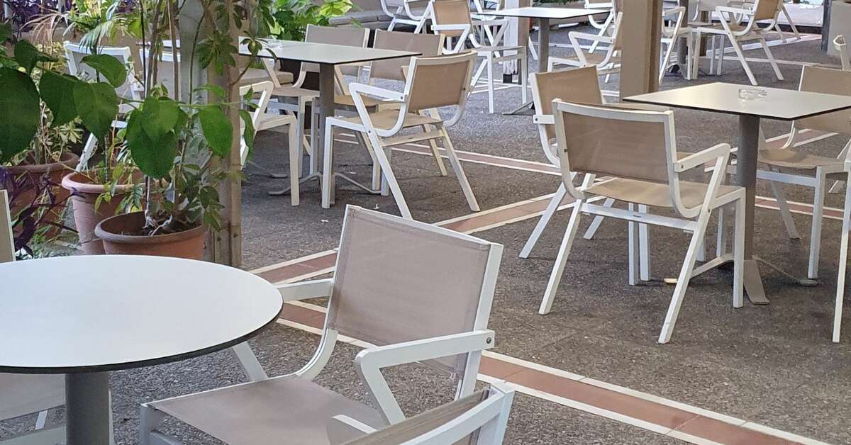 Een foto van het terras bij Maritina Hotel