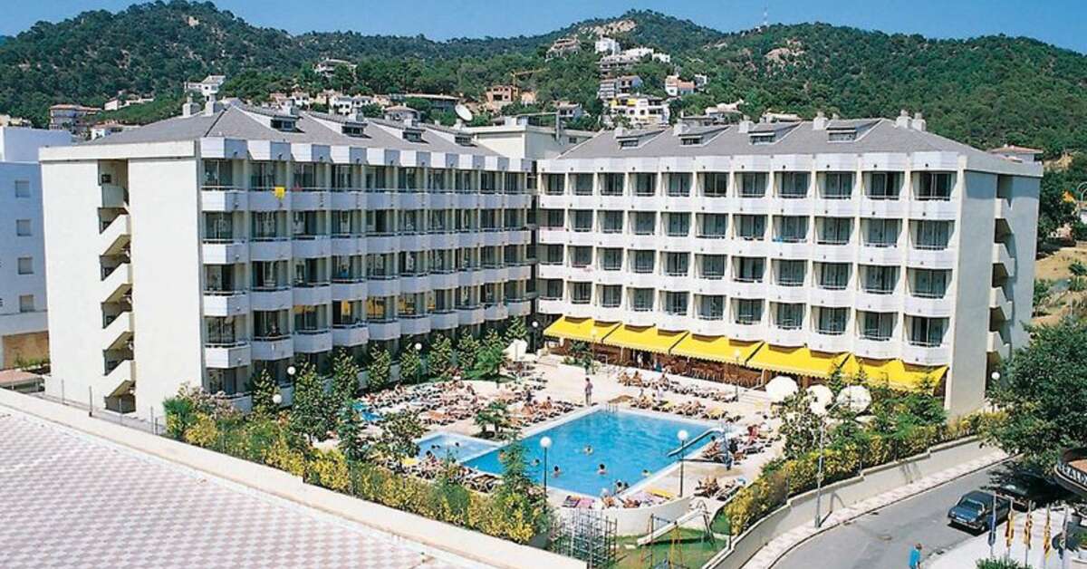 Een foto van het zwembad bij Hotel GHT Oasis Tossa