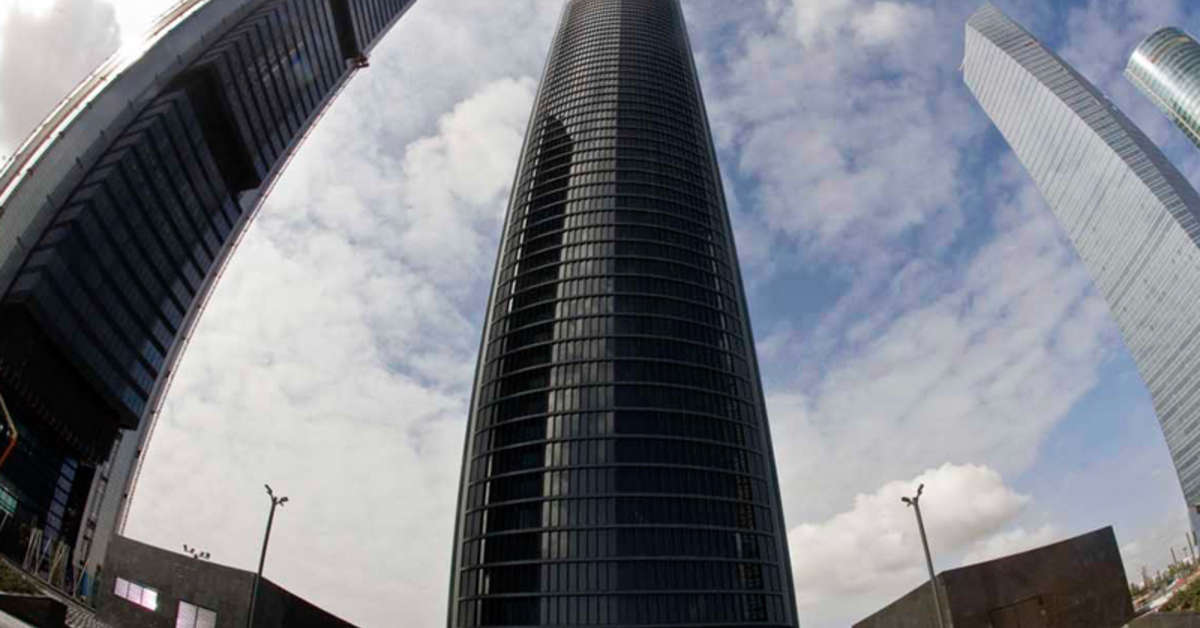 Een foto van de buitenkant van Eurostars Madrid Tower Hotel