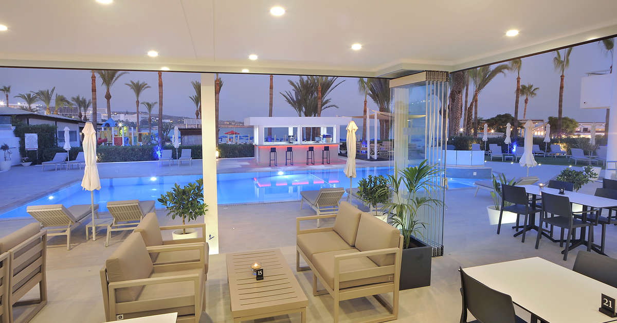 Ein Foto von der Terrasse im Okeanos Beach Boutique Hotel