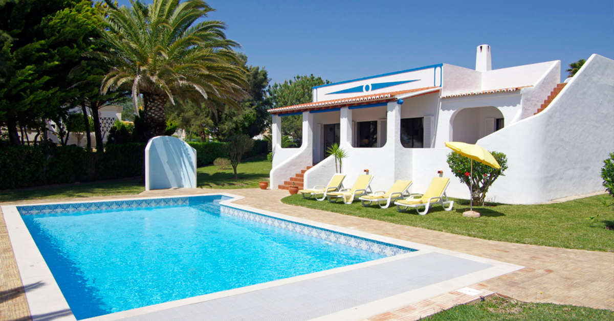 Een foto van het zwembad bij Rocha Brava Resort