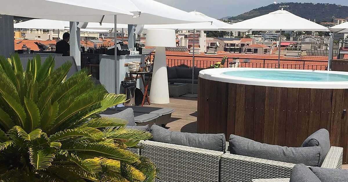 Een foto van het terras bij Hotel Monsigny
