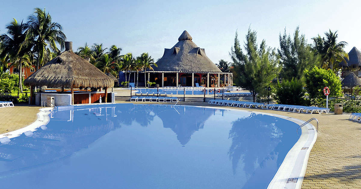 Een foto van het zwembad bij Ocean Maya Royale
