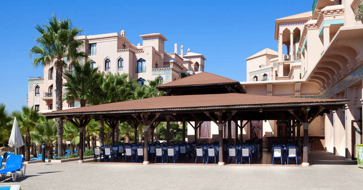 Een foto van het terras bij Playacanela Hotel