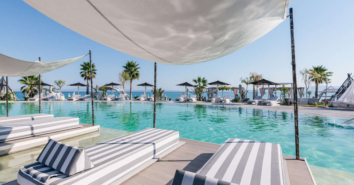 Ein Foto vom Pool im Blue Carpet Luxury Suites