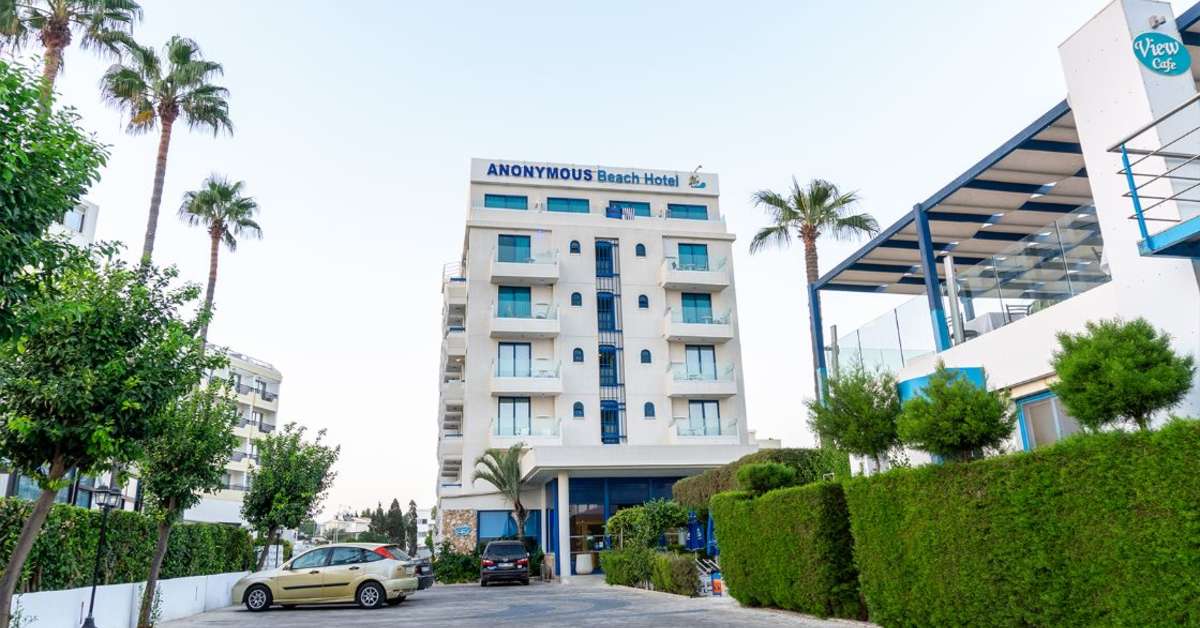 Een foto van de buitenkant van Anonymous Beach Hotel