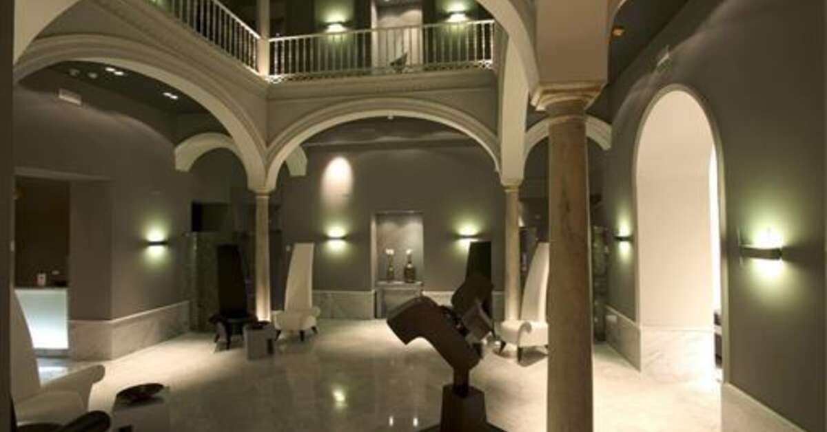 Een foto van het interieur van Petit Palace Santa Cruz Hotel