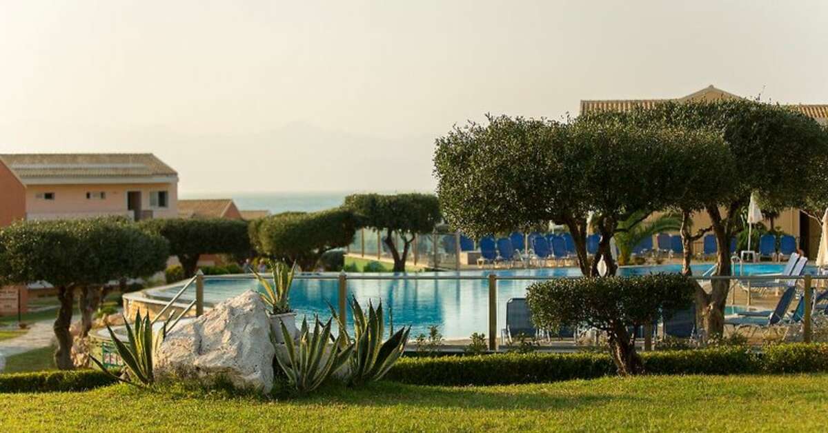 Een foto van het zwembad bij Mareblue Beach Resort