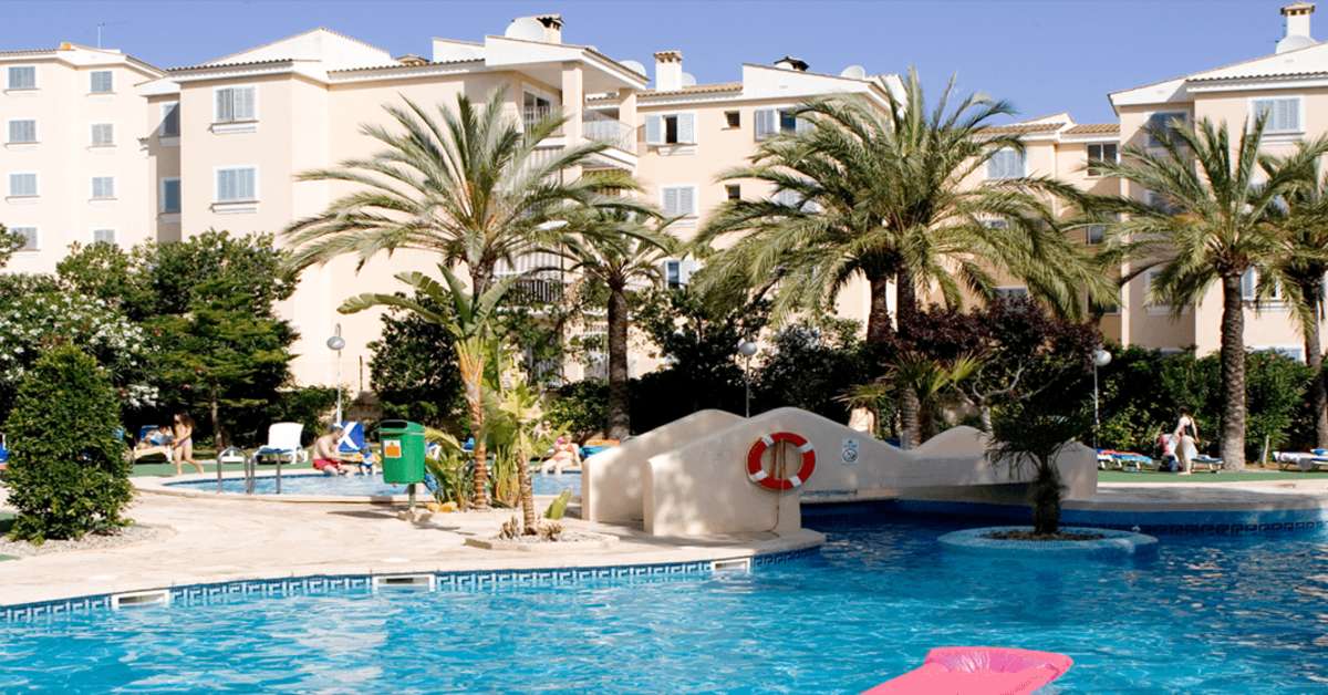 Een foto van het zwembad bij Plazamar Serenity Resort