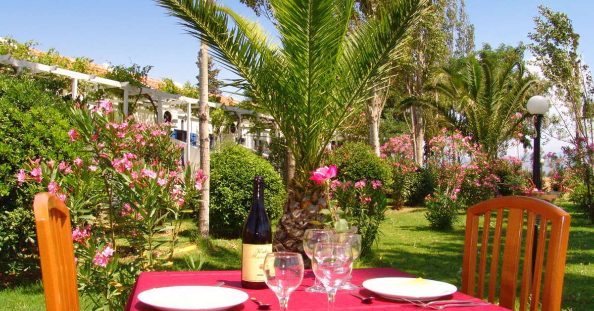 Een foto van het terras bij Hotel Aegeon