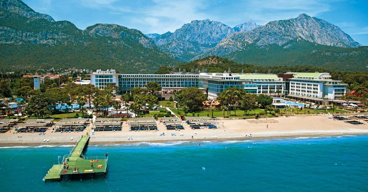 Een foto van het strand bij Kilikya Palace