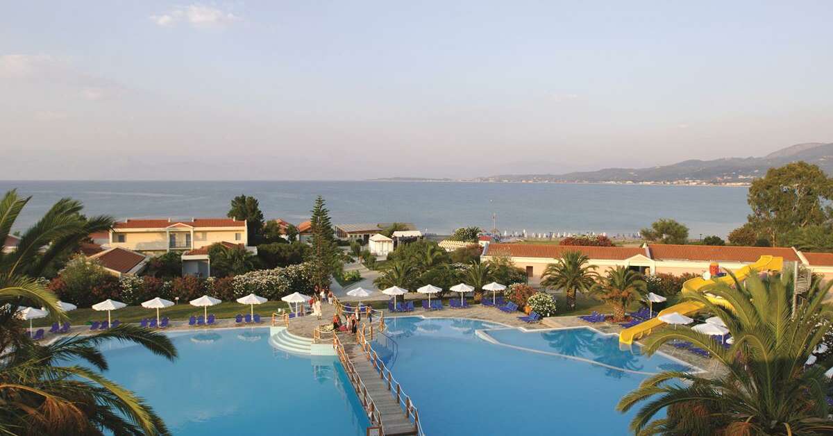 Een foto van het zwembad bij Roda Beach Resort & Spa