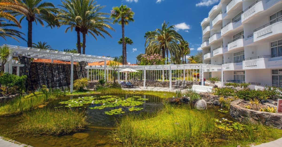 Een foto van het terras bij Abora Catarina by Lopesan Hotels
