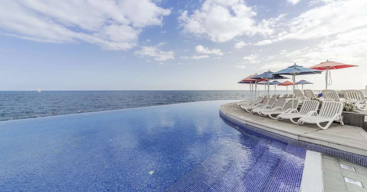 Een foto van het zwembad bij Hotel Marina Suites