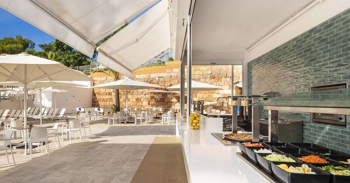 Een foto van het terras bij Globales Mimosa