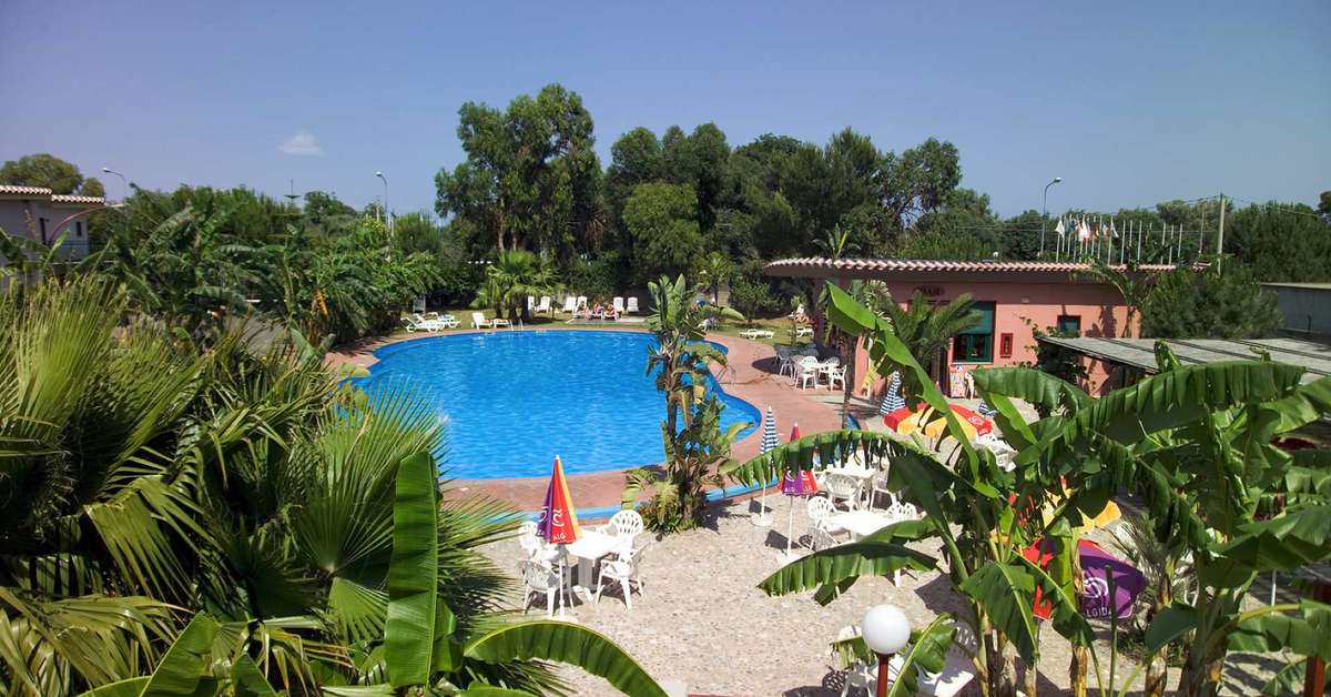 Ein Foto vom Pool im Villaggio Alkantara