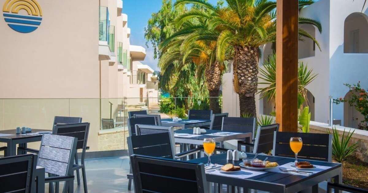 Een foto van het terras bij Cretan Beach Resort