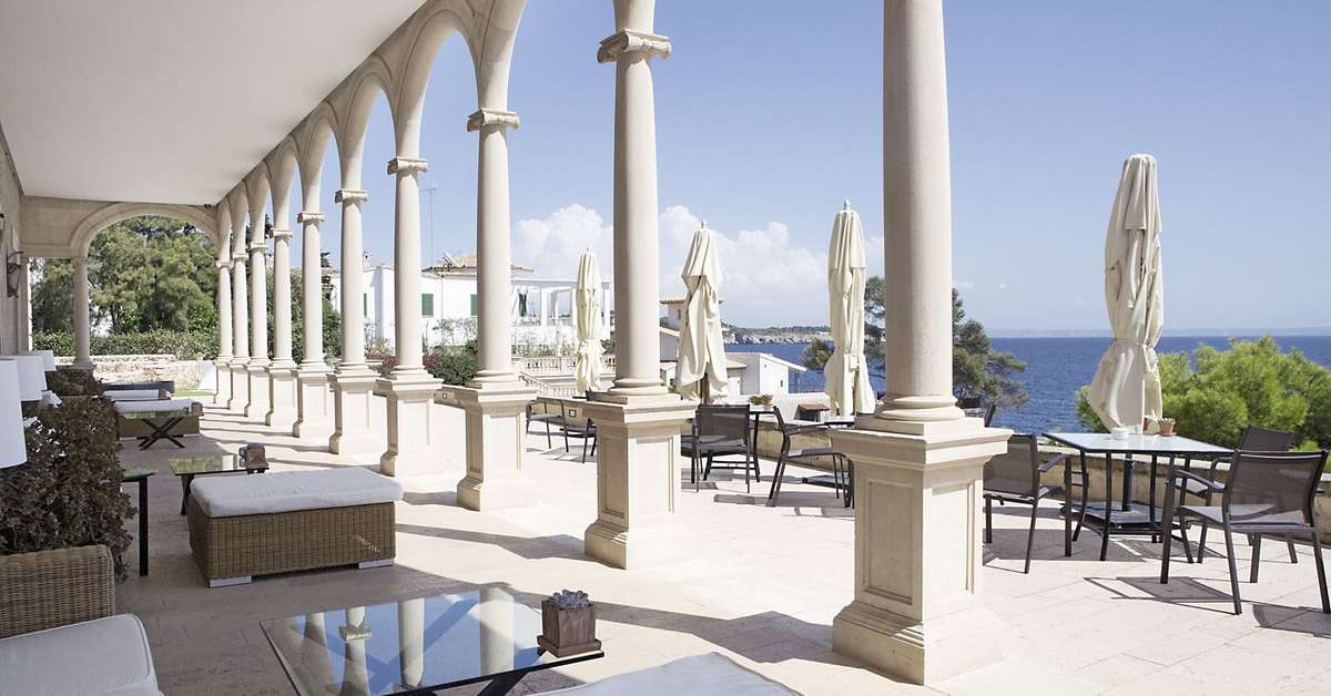 Een foto van het terras bij Hospes Maricel & Spa