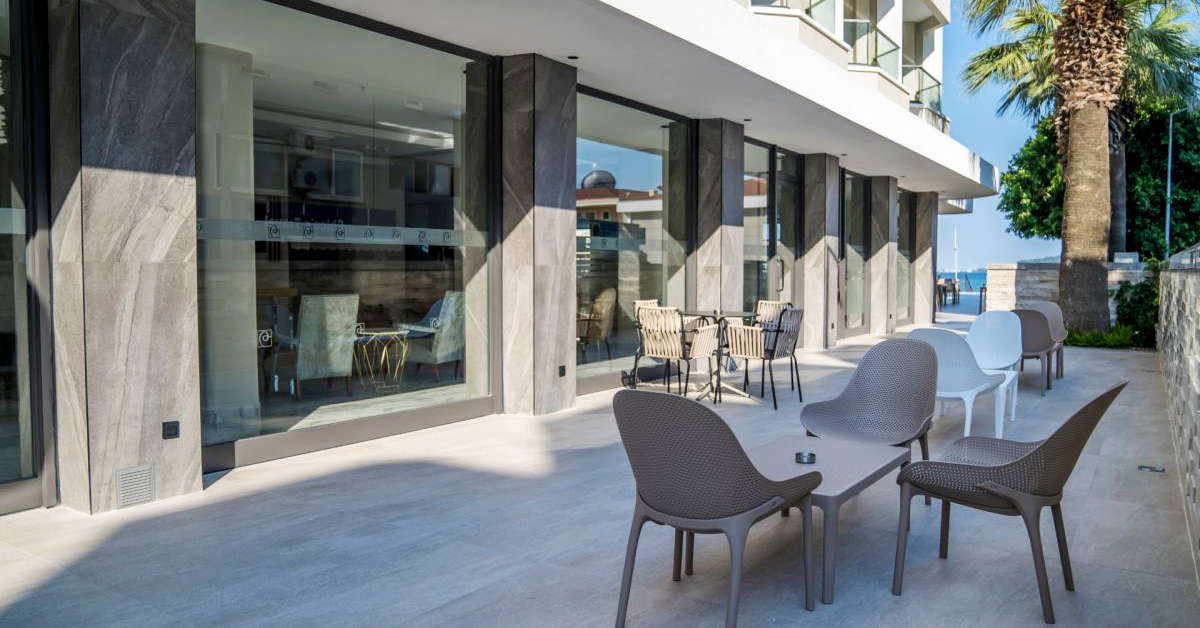 Een foto van het terras bij Premier Nergis Beach