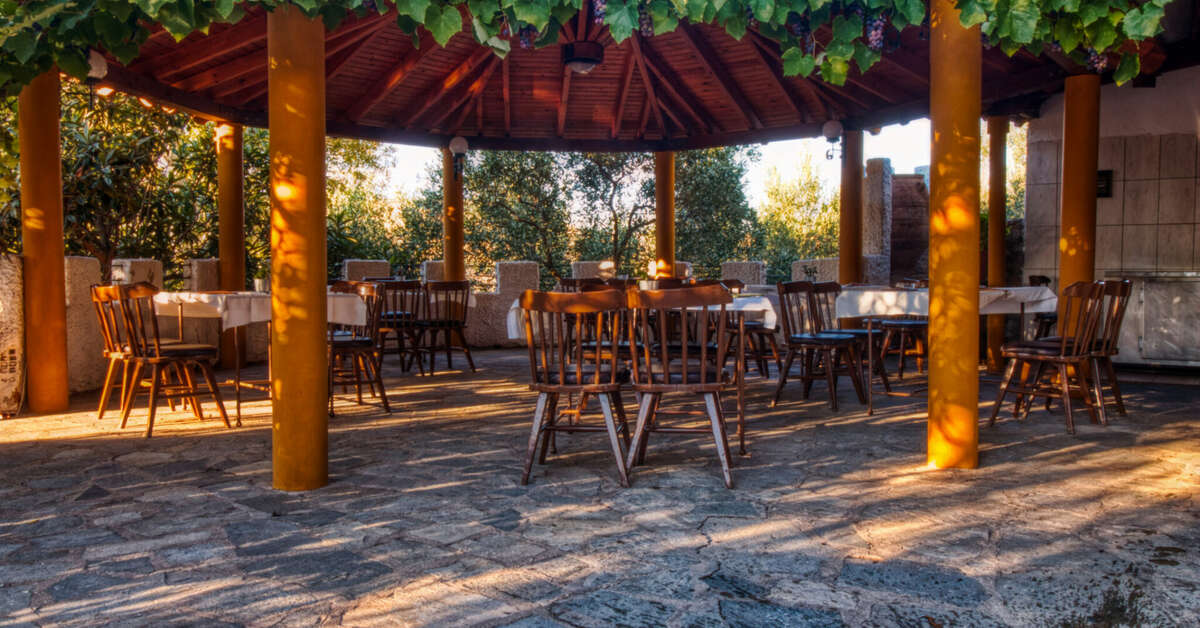 Een foto van het terras bij Geranion Village