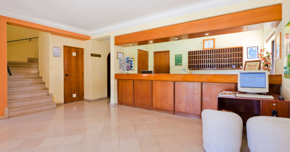 Een foto van het interieur van Colina Village