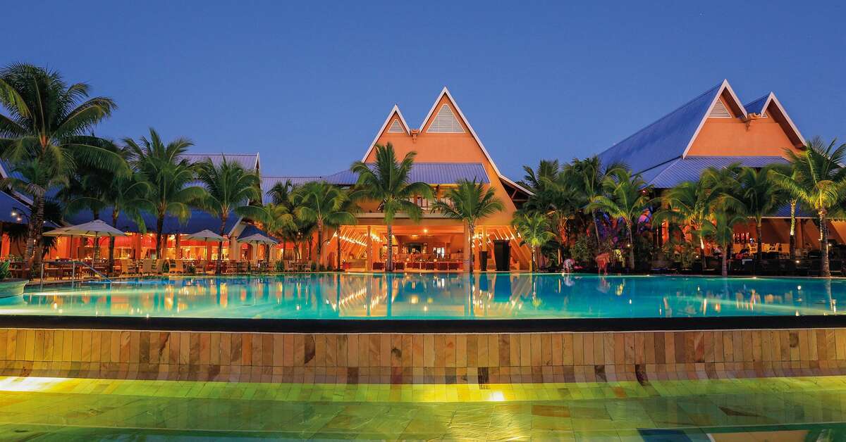 Een foto van het zwembad bij Victoria Beachcomber Resort & Spa